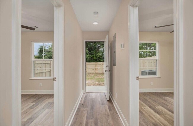 Building Photo - 120 Northlake Dr
