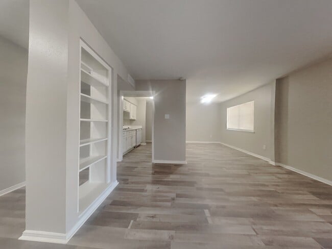 Building Photo - 5625 Antoine Dr