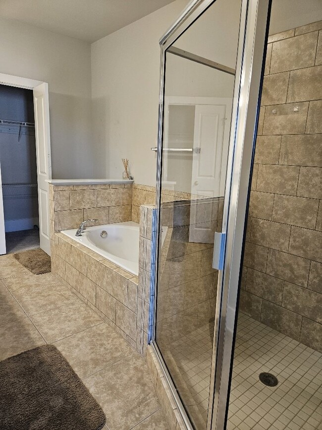 Building Photo - Furnished, 6 - 9 Month lease available.  L...