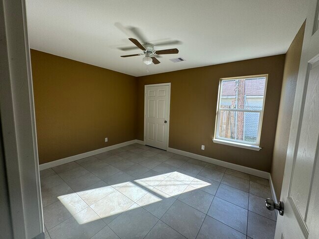 Building Photo - 702 Majorca Dr