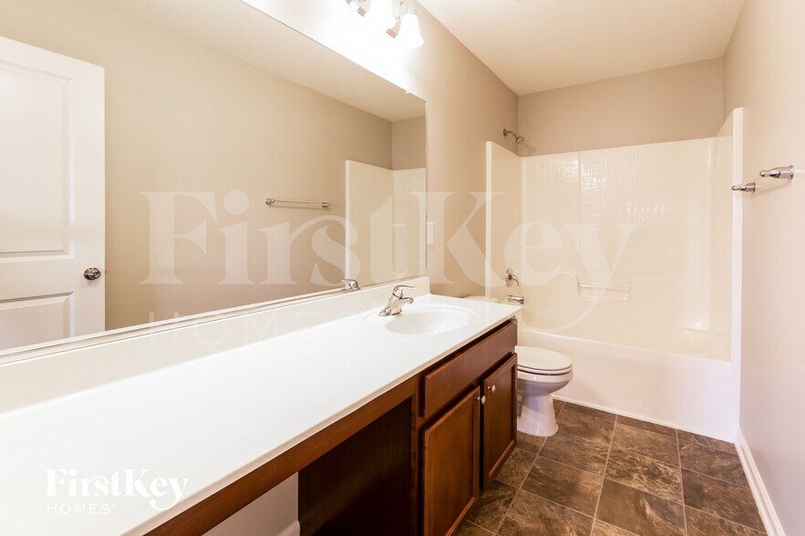 Building Photo - 543 Crossland Dr