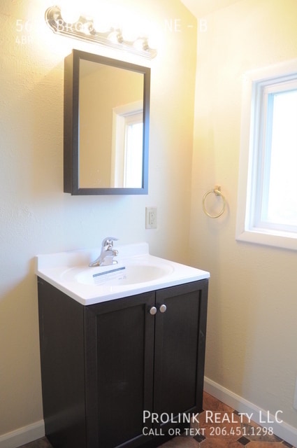 Building Photo - 5616 Brooklyn Ave NE