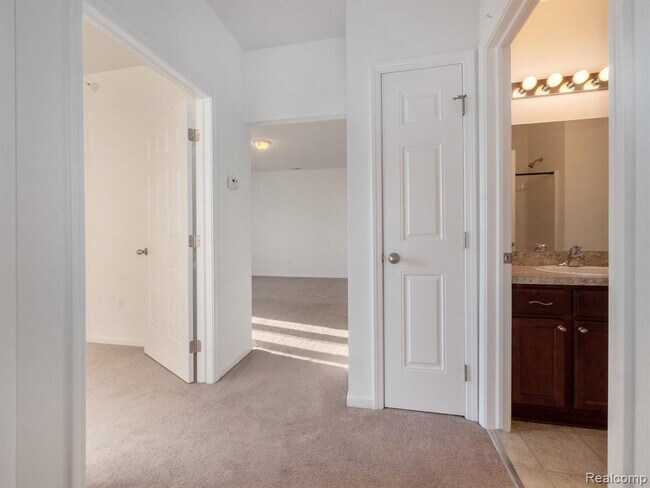 Building Photo - 964 W Summerfield Gln Cir