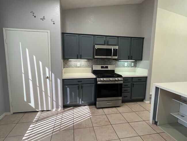 Building Photo - 3 bedroom 2 bath home with large yard available in Adelanto!