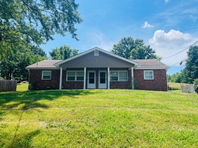 Building Photo - 802 W Main St