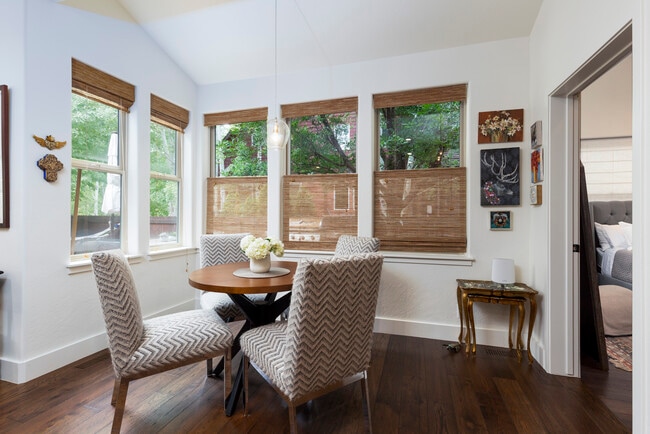 Building Photo - 405 Meadow Ct