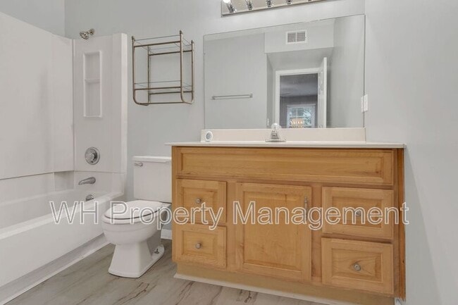 Building Photo - 1620 18th Ave S