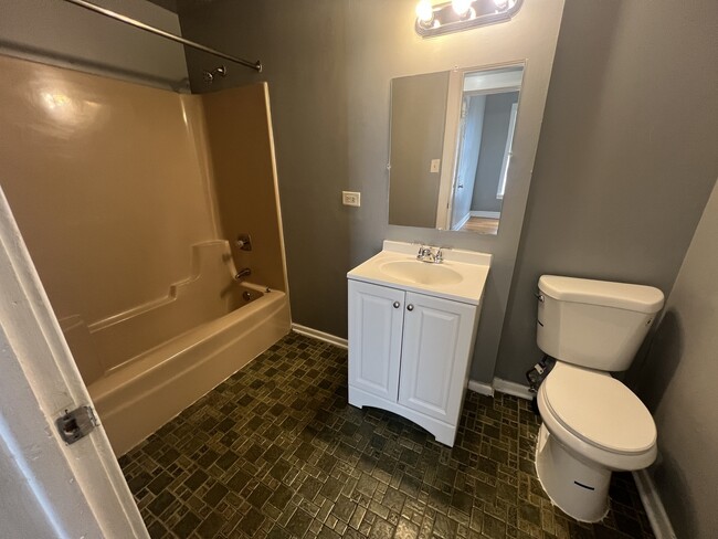 Building Photo - 734 E 95th St