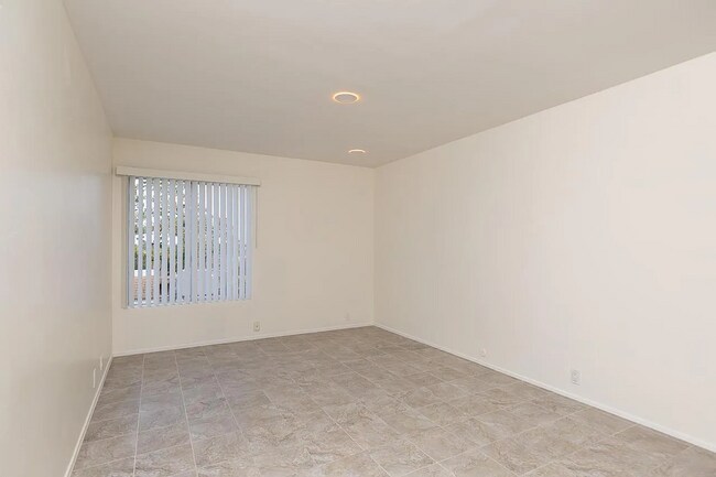 Building Photo - Dual-Master Condo Near the Beach w/ Firewo...