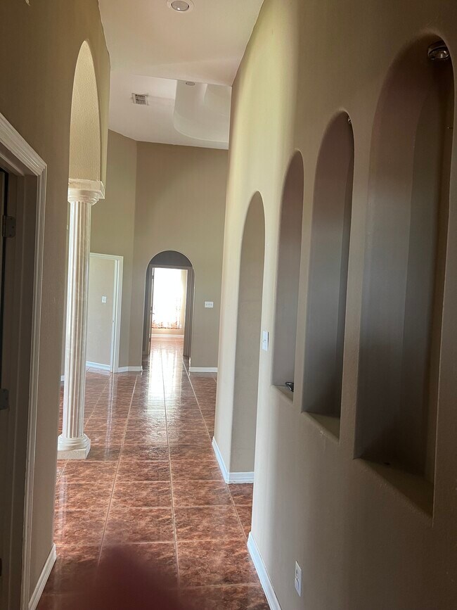 Building Photo - 420 W Palm Dr