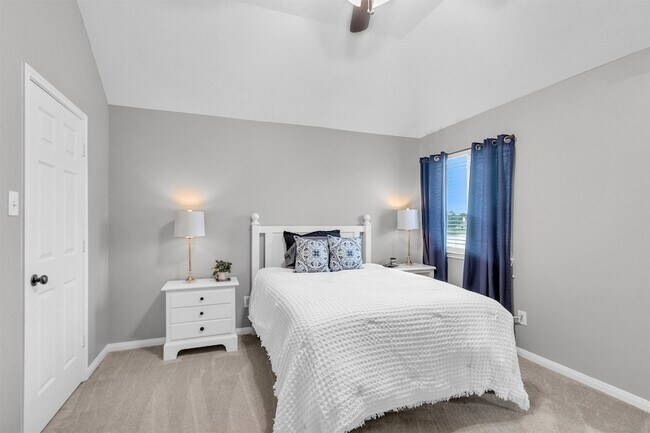 Building Photo - 3002 E Lake Falls Cir