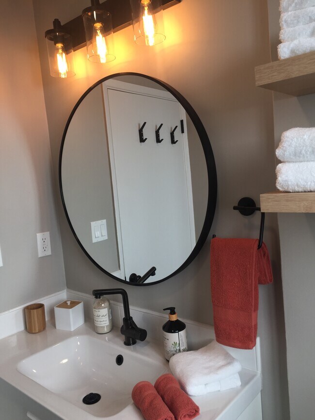 Building Photo - 326 Rosecrans Ave