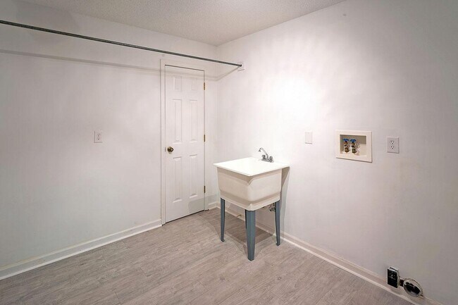 Building Photo - 12618 Lockerbie Cir