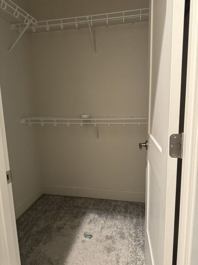 Building Photo - Lovely Open concept Low Maintenance