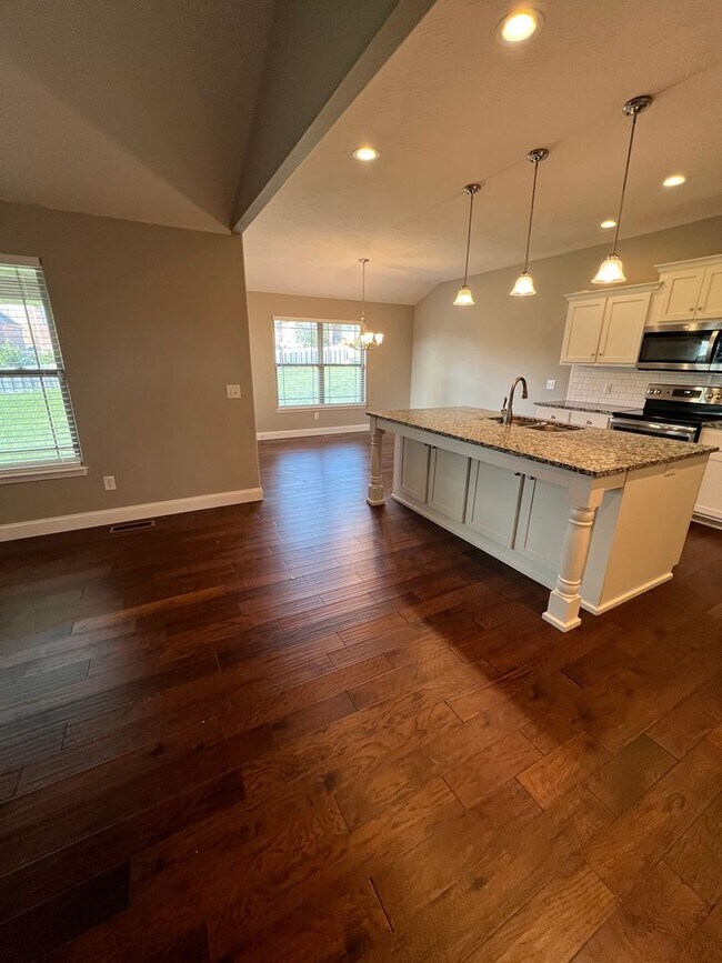 Building Photo - 4 Bedroom | 2 Bathroom | 3 Car Garage| Springfield MO | Fire Place | Covered patio!