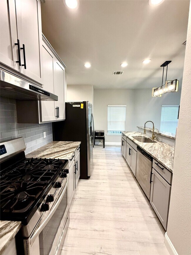 Building Photo - 141 Eliana Shores Dr