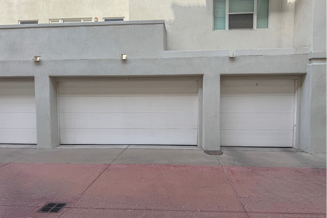 Building Photo - 3Bed/2.5Bath Condo at Priest Dr/Rio Salado Pkwy! -- ATTACHED 3-CAR GARAGE!