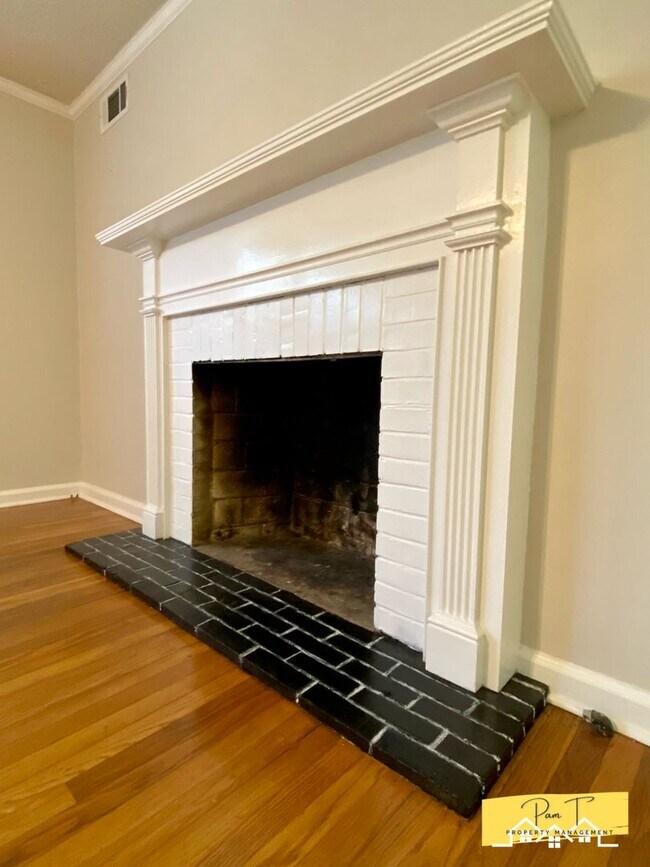 Building Photo - 304 Columbus Dr