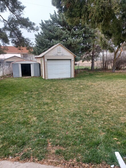 Building Photo - 705 Canyon View Drive