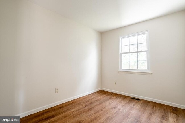Building Photo - 10 Honey Locust Ln
