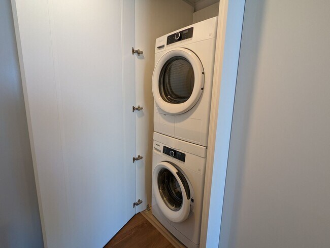 Building Photo - New Fully Furnished High Floor luxurious S...