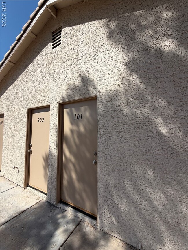 Building Photo - 920 Rockview Dr