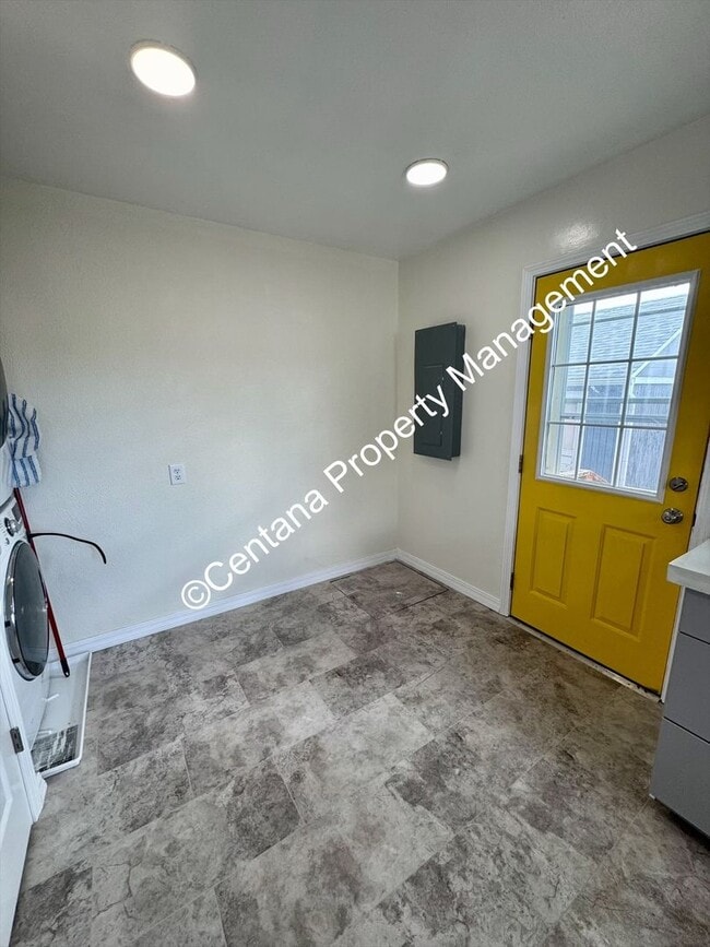 Building Photo - 3 Bed 1 Bath located on the flats