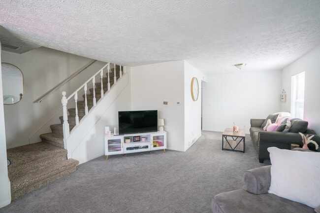 Building Photo - 923 Burcham Dr