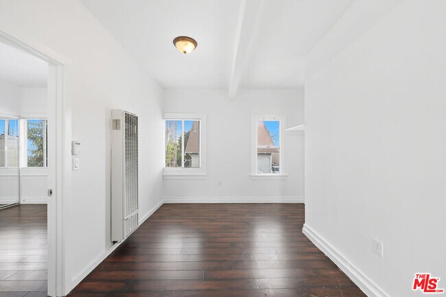 Building Photo - 522 W Vernon Ave