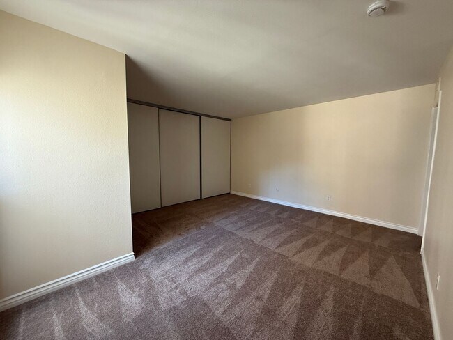 Building Photo - 3 Bedroom Condo for Lease with a 1 Car Garage