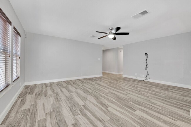 Building Photo - Immaculate Single-Story Home with Modern U...
