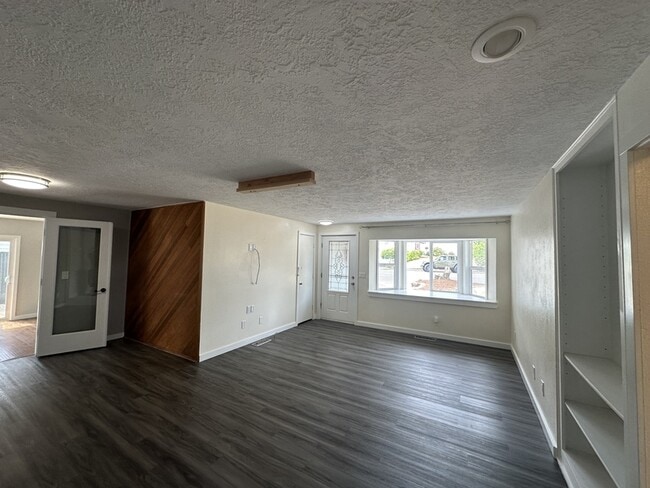 Building Photo - 389 NE Evergreen Ct