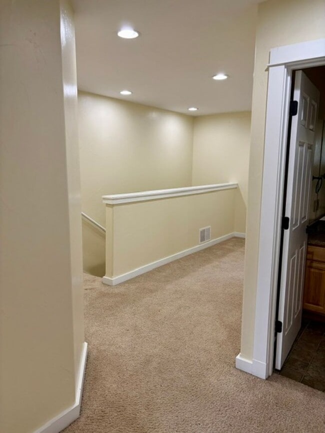 Building Photo - 3 Bedroom, 2.5 Bathroom Townhouse with Fireplace