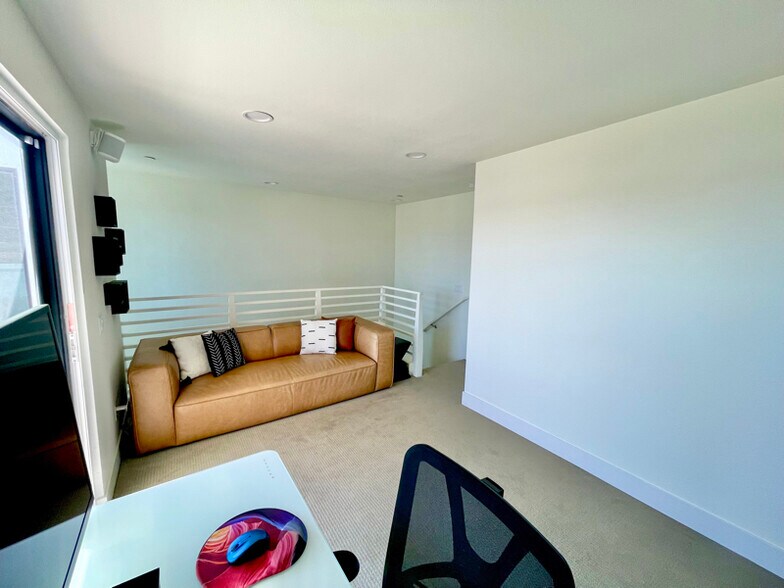 Building Photo - 1660 Topanga