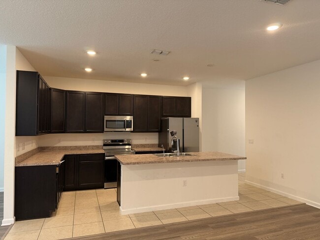 Building Photo - 4 bed 2.5 bath single family