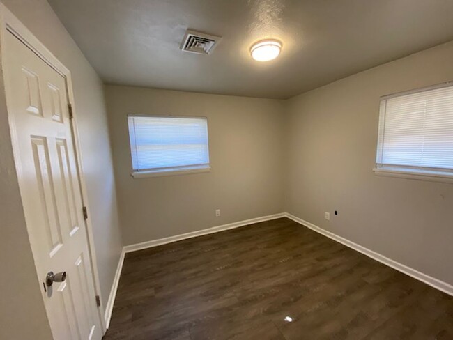 Building Photo - NEWLY REMODELED 3 BEDROOM 1 BATH IN WEBB C...