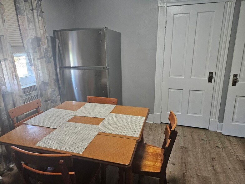 Building Photo - 228 Hardy Ave