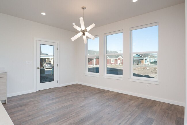 Building Photo - 5575 Westmorland Dr