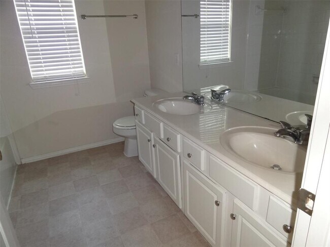 Building Photo - 323 Thorpe Springs Dr