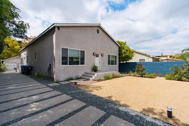 Building Photo - 1460 Yosemite Dr