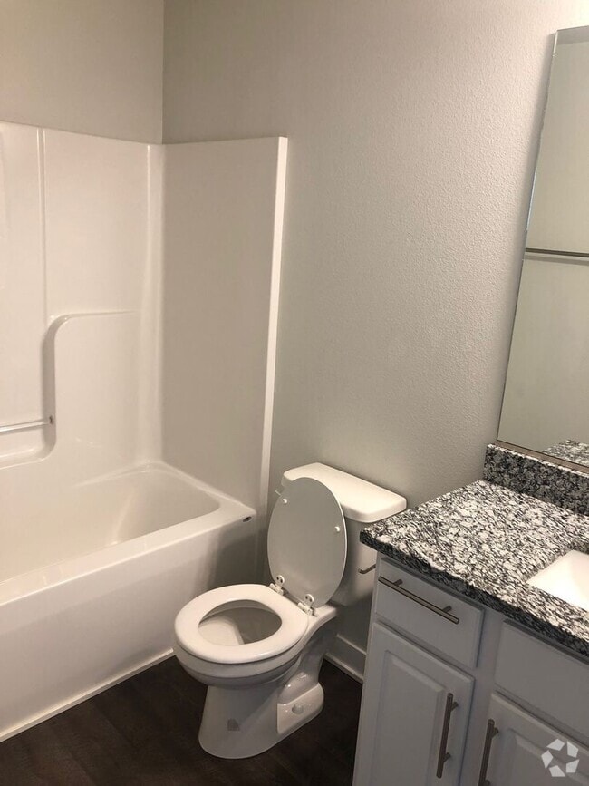 Building Photo - HUGE Single Family Home Available!