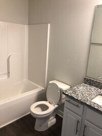 Building Photo - HUGE Single Family Home Available!