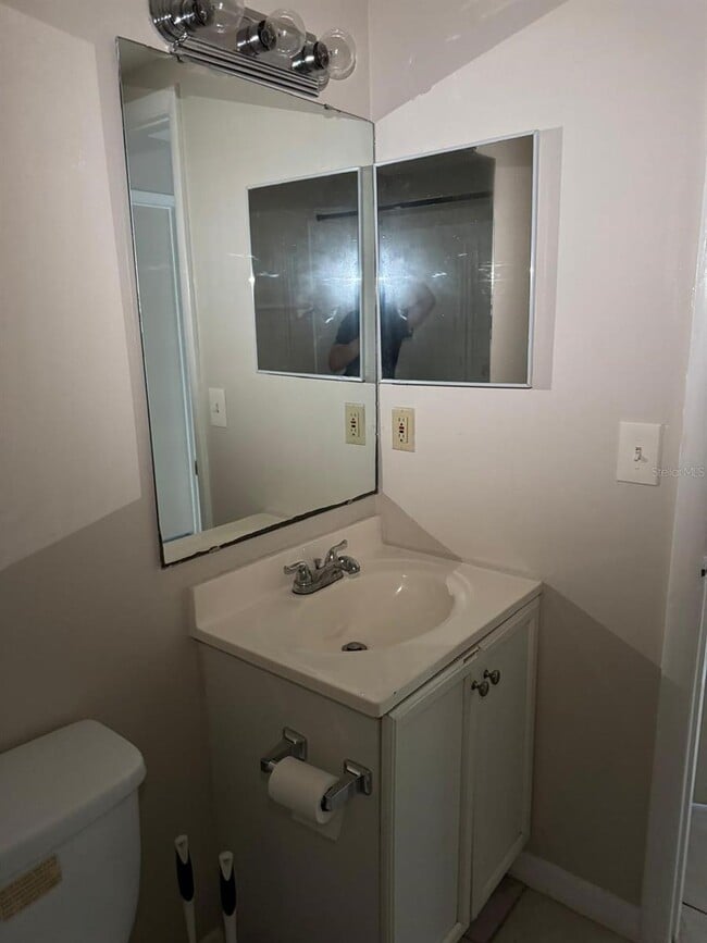 Building Photo - 2416 SE Garden Terrace