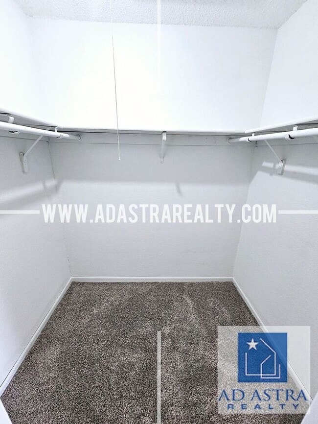 Building Photo - Nice 3 bed 1.5 bath townhouse in Olathe-Coming SOON!!