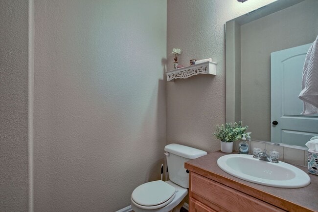 Building Photo - 3 Bedroom 2 1/2 Bath Split Level in Johnstown