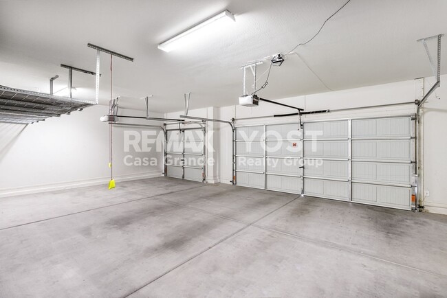 Building Photo - Desert Living Done Right: Solar, Pool & Jacuzzi Included