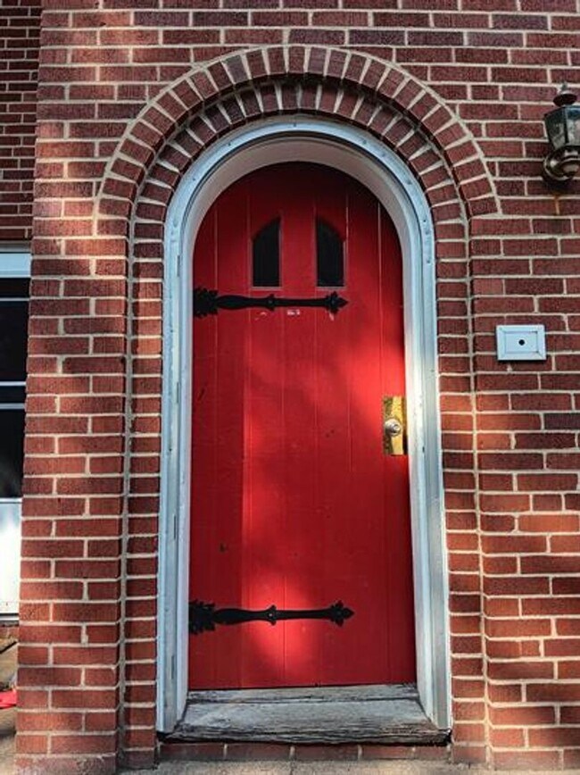 Building Photo - 1508 1/2 Lee Street East