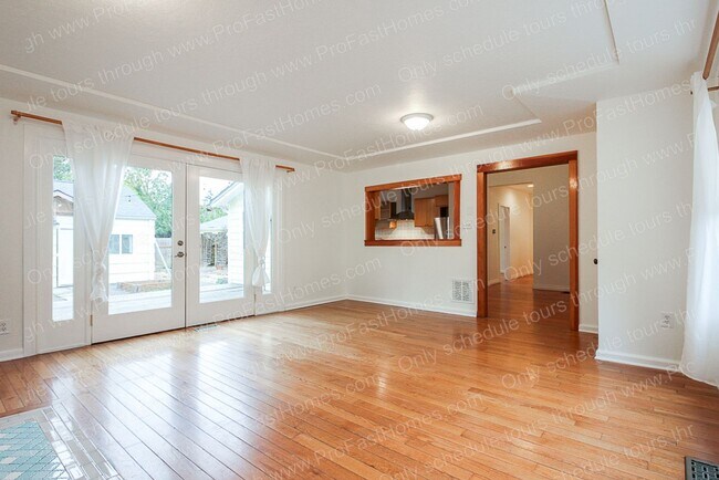 Building Photo - 5527 SE 71st Ave