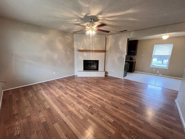 Building Photo - Great 3 bedroom in Killeen with washer and dryer connections and brand new carpet.