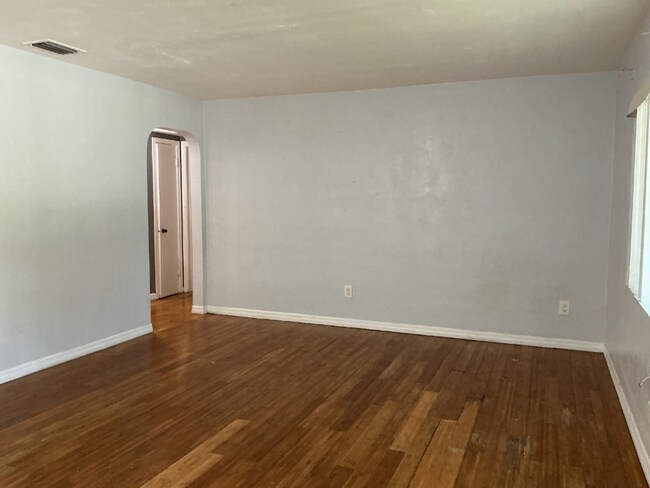 Building Photo - Single-Family Home | 3 Bedrooms | 2 Bathrooms